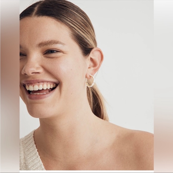 Madewell seed bead daisy hoop earring - Picture 5 of 11